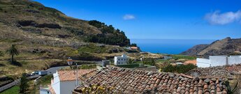 Blick über die Häuser zum Atlantik in Arure auf La Gomera