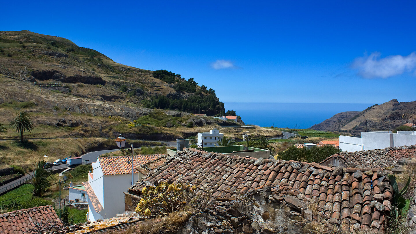 Blick über die Häuser zum Atlantik in Arure auf La Gomera