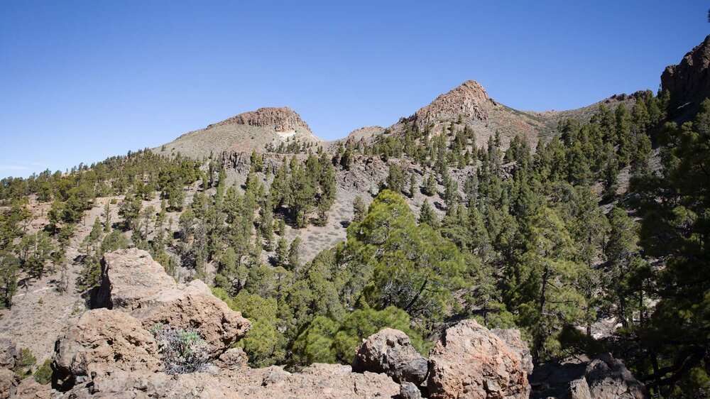 Roque del Almendro und links der El Sombrero