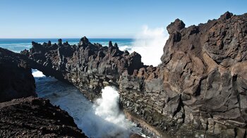 heranbrandende Wellen bei Los Hervideros im Parque Natural de los Volcanes in La Geria