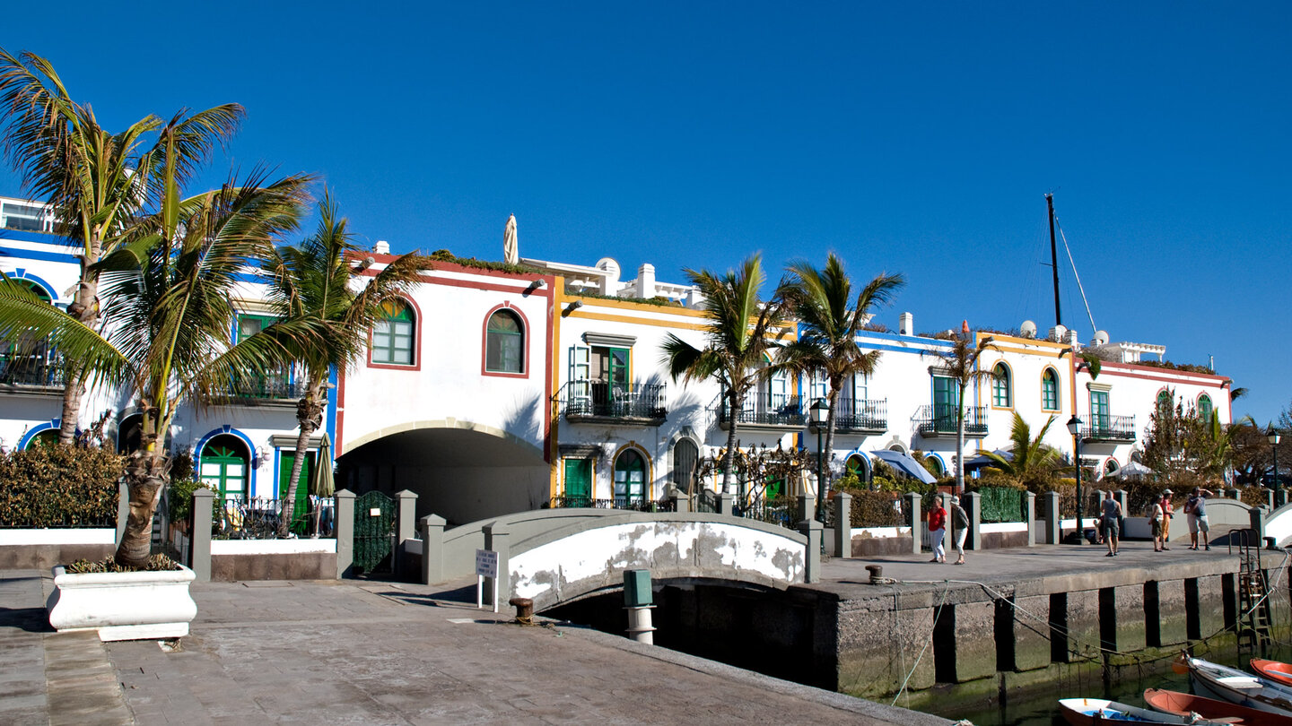 kleine Brücke vor pittoresker Kulisse am Hafen von Puerto de Mogán auf Gran Canaria