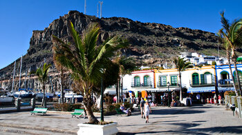 Ladenzeilen im Hafen von Puerto de Mogán auf Gran Canaria