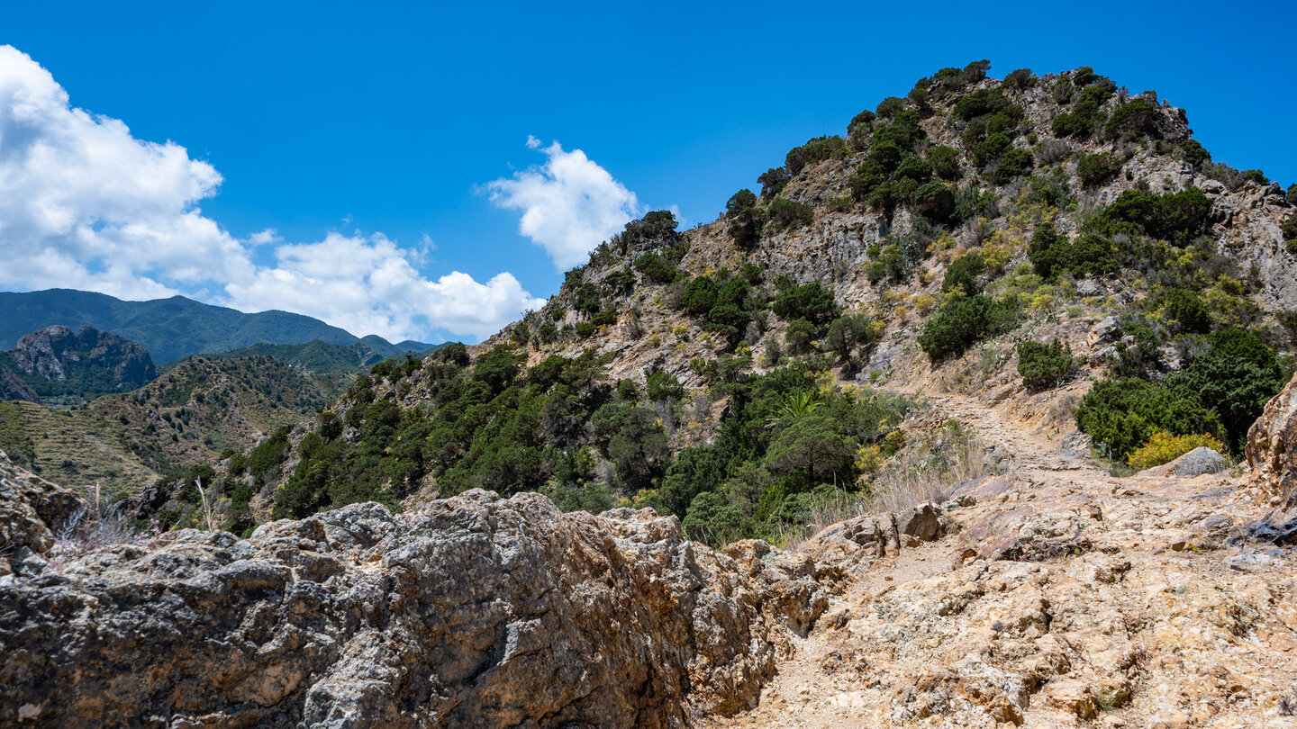 Wanderweg GR-132 entlang des Aufstiegs nach Epina