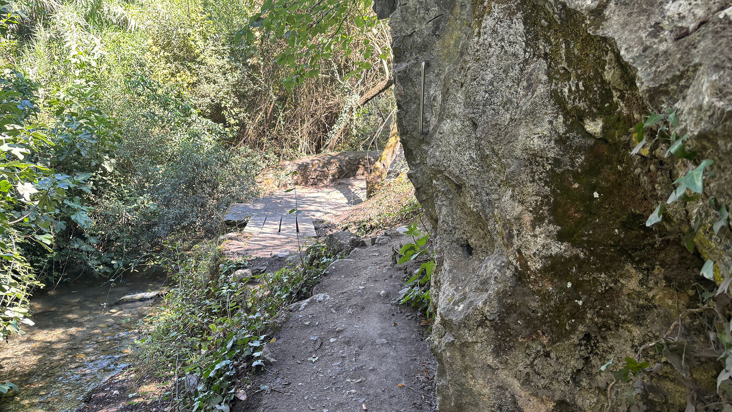 die Route führt durch Auenwald zu den Cahorras de Monachil