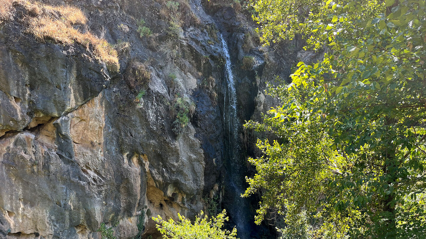 Wasserfall auf der Wanderung Cahorras de Monachil