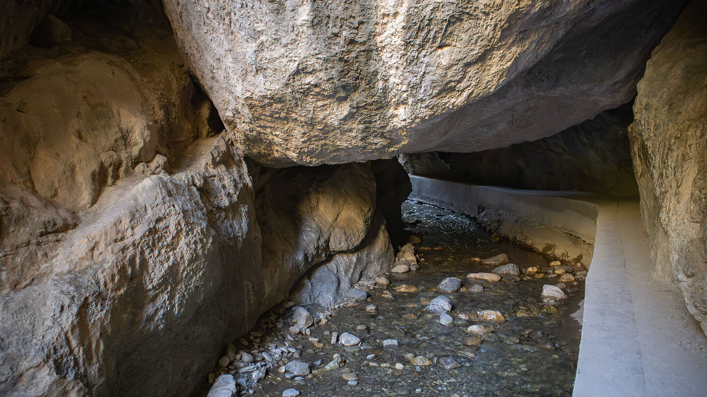 Felsblöcke in der Cueva de las Palomas