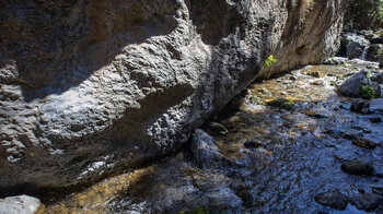 Einblicke in die Schlucht des Río Monachil entlang der Wanderung