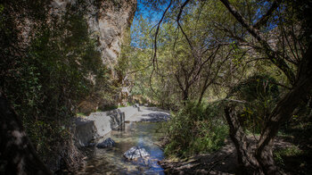 Felswände entlang der Wanderung Cahorras de Monachil