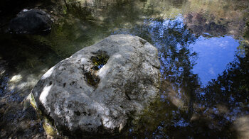 Spiegelung im Wasser des Río Monachil