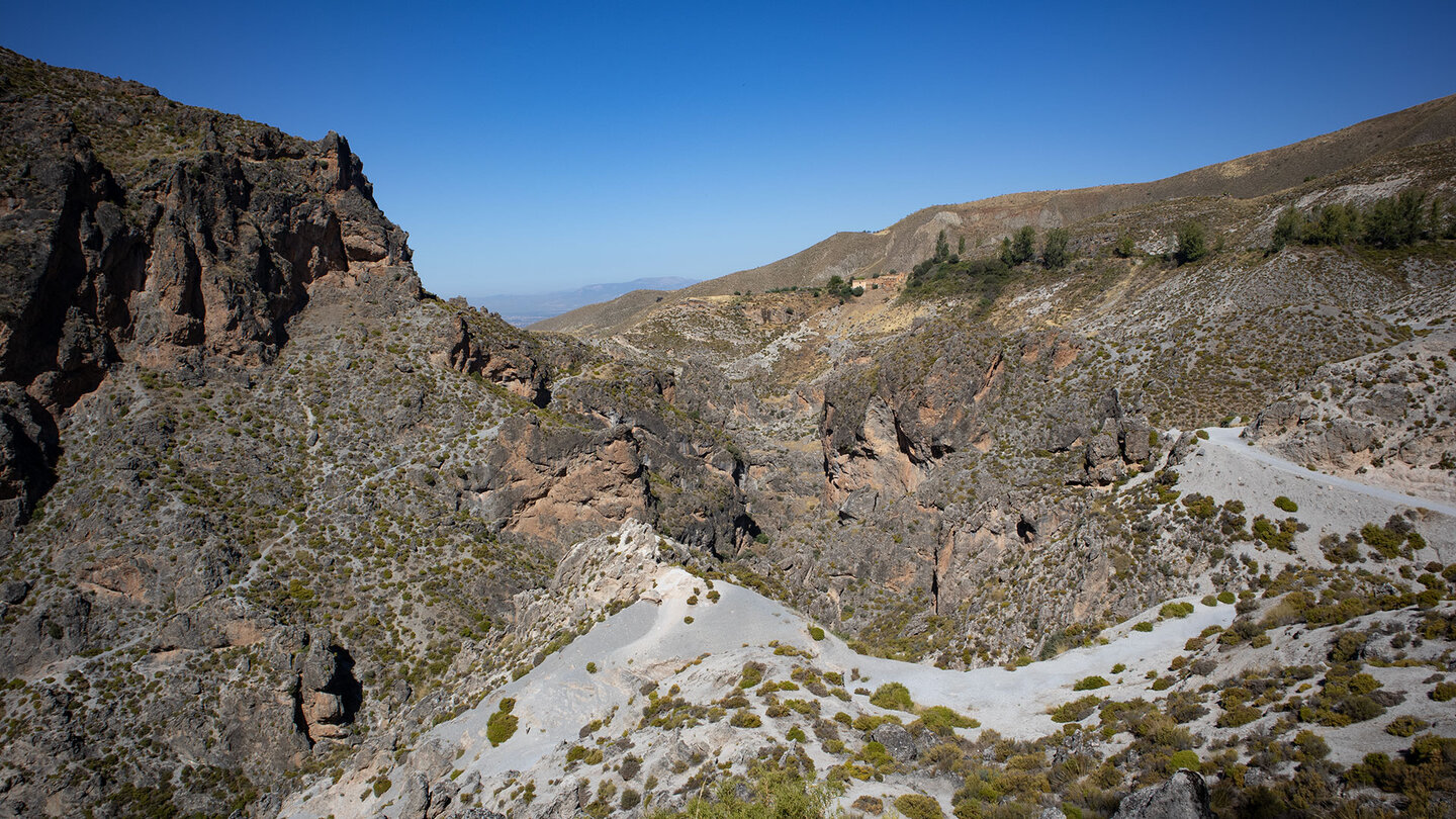 großartige Felsformationen an der Monachil-Schlucht