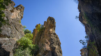 Felsformationen über der Schlucht des Río Monachil