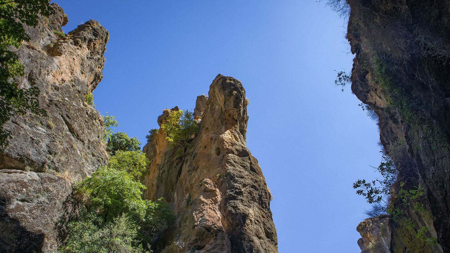 Felsformationen über der Schlucht des Río Monachil