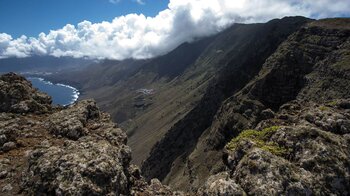 Ausblick entlang der Steilwände vom Mirador de Bascos über das Tal von El Golfo auf El Hierro