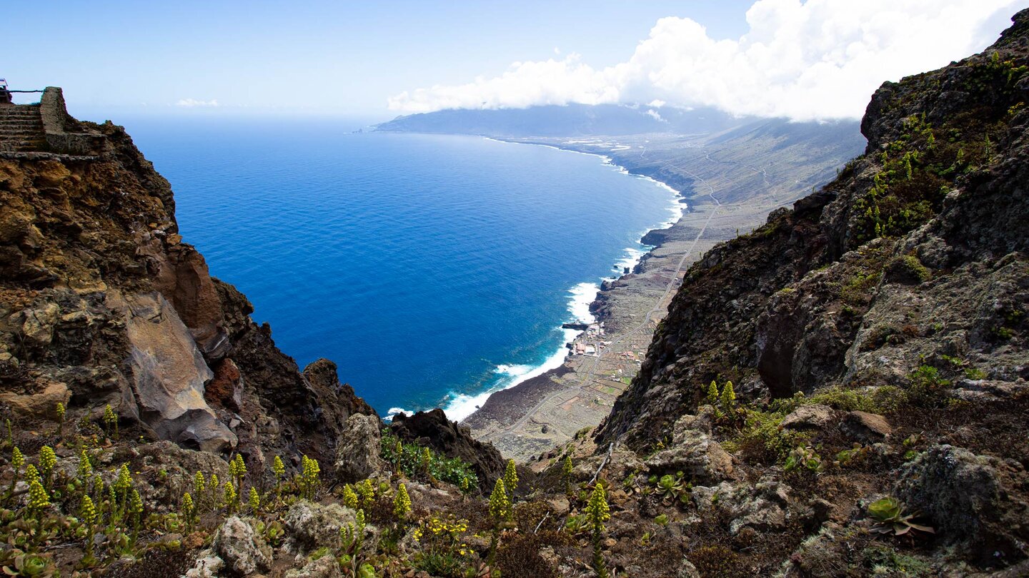 Ausblicke vom Mirador de Bascos über das Tal von El Golfo auf El Hierro