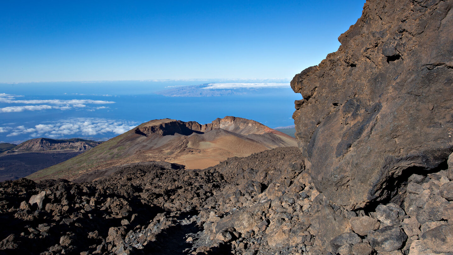 der Abstieg zum Krater des Pico Viejo durch ein grobes Lavafeld