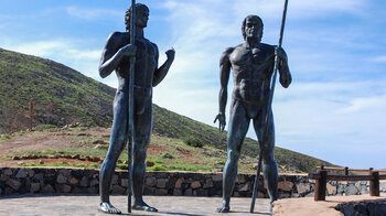 Guanchen-Statuen unterhalb des Mirador Morro Velosa auf Fuerteventura