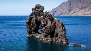 der Roque de la Bonanza vor der Bucht Las Playas auf El Hierro