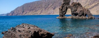 die imposante Felsformation des Roque de la Bonanza vor dem Risco de Los Herreños auf El Hierro