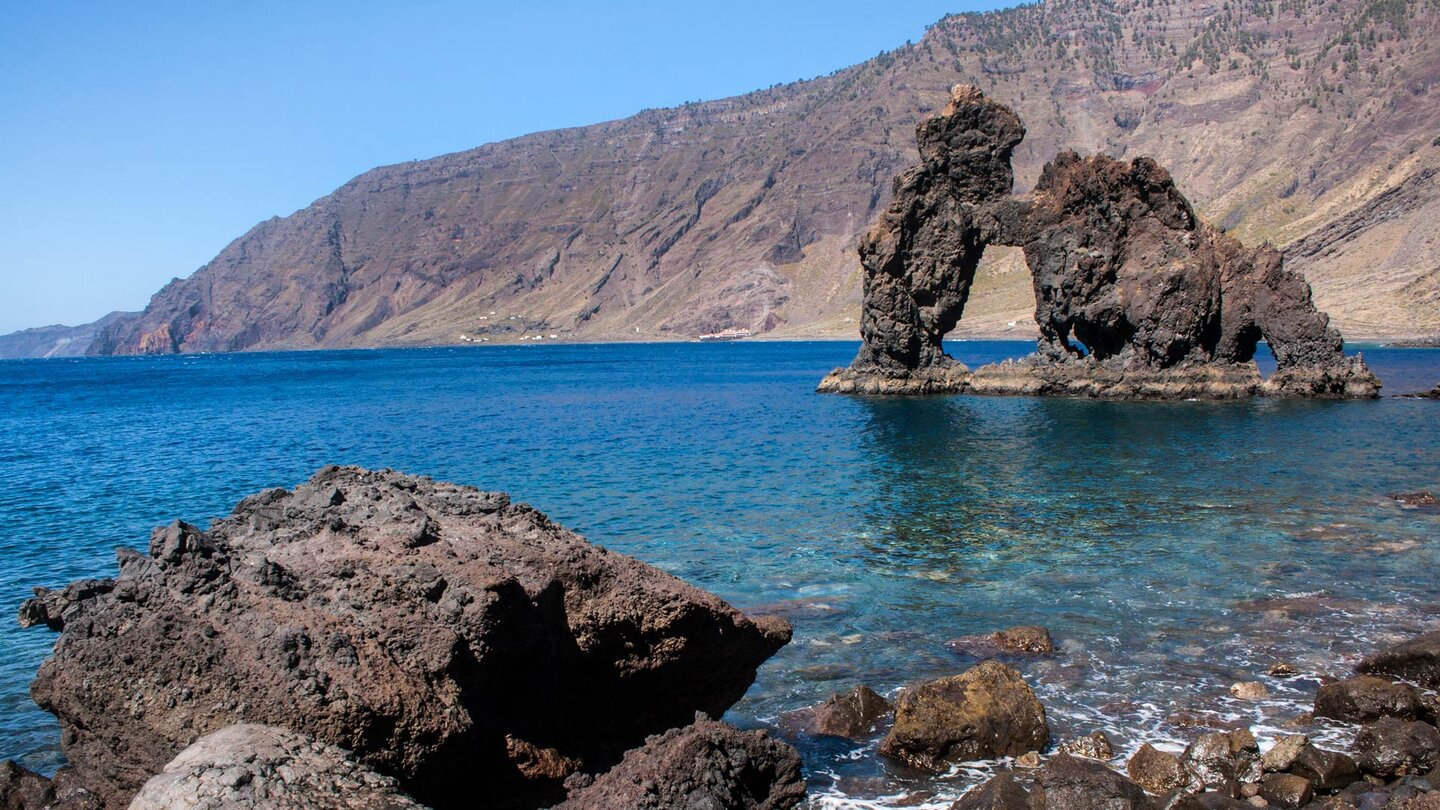 die imposante Felsformation des Roque de la Bonanza vor dem Risco de Los Herreños auf El Hierro