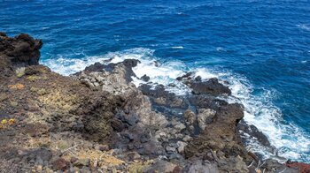 Felsformationen an der Küste in der Bucht von Las Playas auf El Hierro