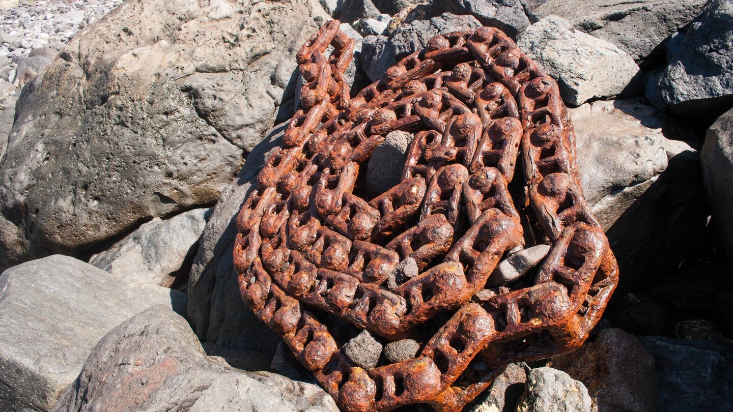 rostige Ketten als Strandgut am Roque de la Bonanza auf El Hierro