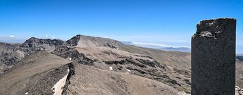 Gipfelsäule des Pico del Veleta in der Sierra Nevada in Andalusien Gipfelsäule des Pico del Veleta in der Sierra Nevada