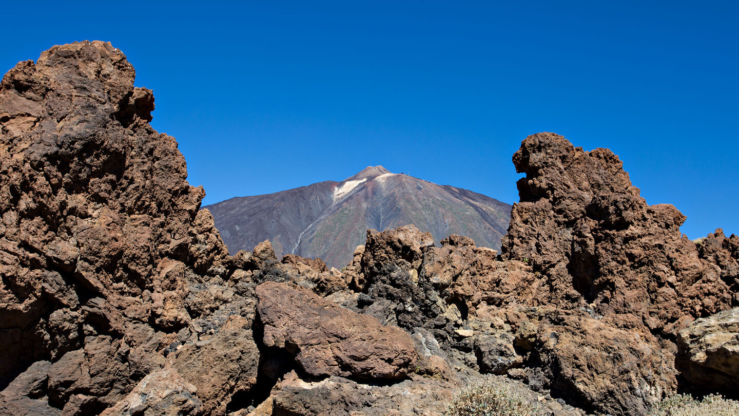 Blick durch eine Lavaformation auf den Pico del Teide