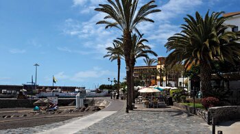 Restaurants und Cafés an der Hafenpromenade in Playa San Juan