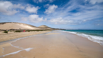 der Strand entlang der Dünen an der Playa de Sotavento auf Fuerteventura