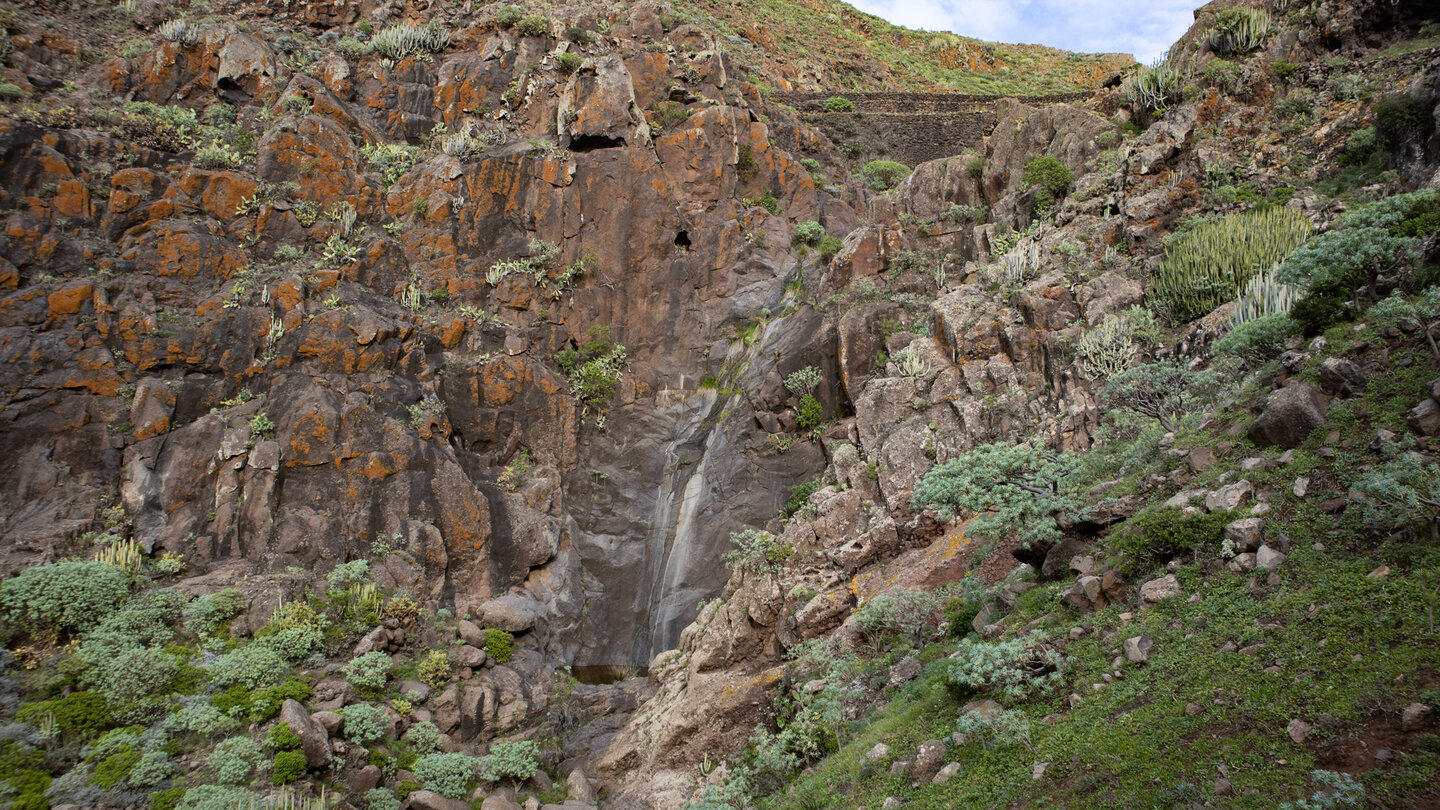 Blick auf Itobal-Damm und Wasserfall