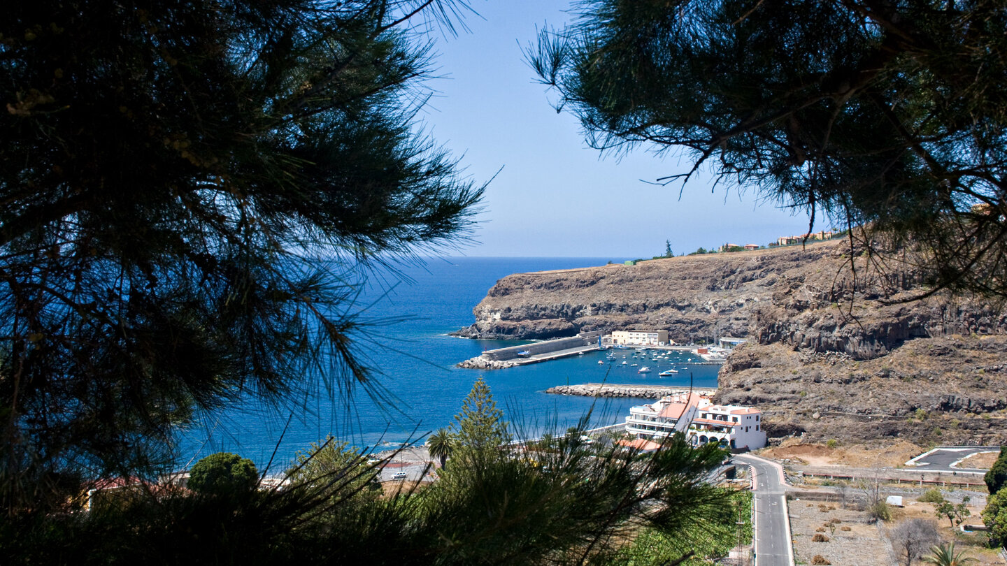 Blick auf den Hafen von Playa de Santiago auf La Gomera