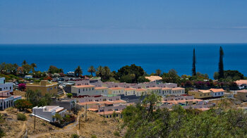 Blick über die Häuser von Playa de Santiago auf La Gomera