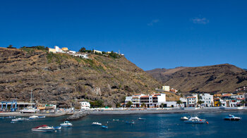 der Strand vor dem Hafen von Playa de Santiago auf La Gomera