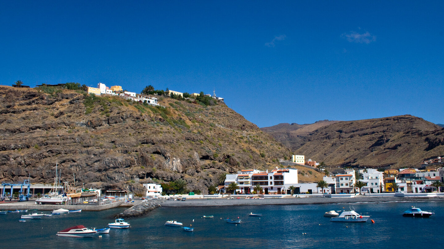 der Strand vor dem Hafen von Playa de Santiago auf La Gomera