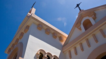 Fassadendetails an der Pfarrkirche Parroquia de Santiago Apóstol in Playa de Santiago auf La Gomera