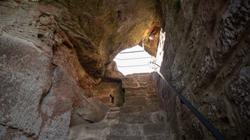 Aufstieg durch die Ruine Hohenbourg