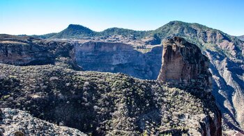 der Roque Palmés liegt zwischen dem Barranco de Siberio und dem Barranquillo de Toscón