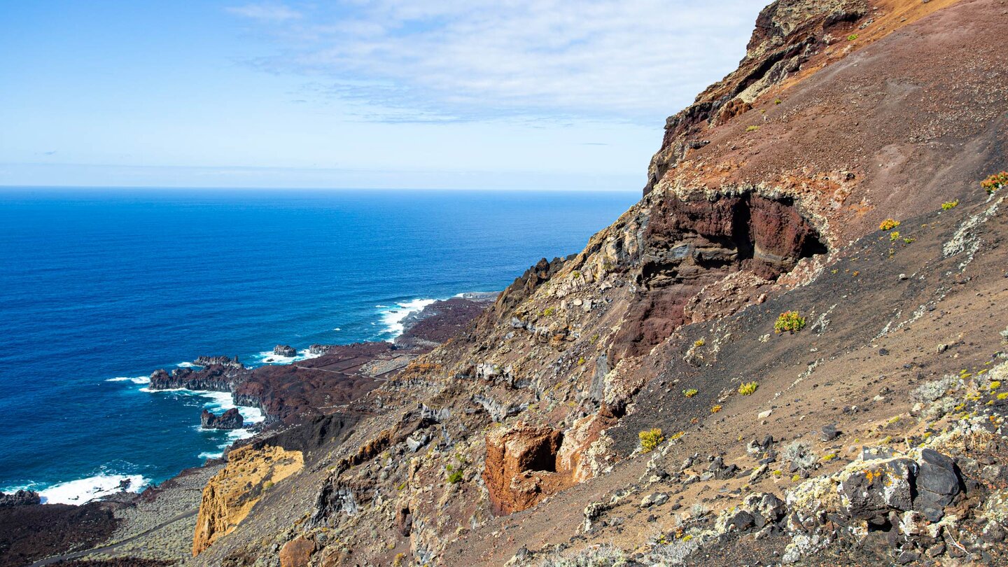 spektakulärer Ausblick entlang der Steilwand vom Mirador Lomo Negro II auf El Hierro