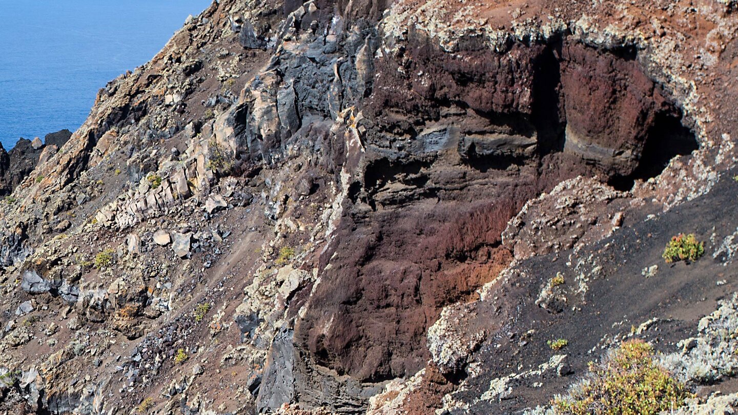 bunte Gesteinsschichtungen am Mirador Lomo Negro II auf El Hierro