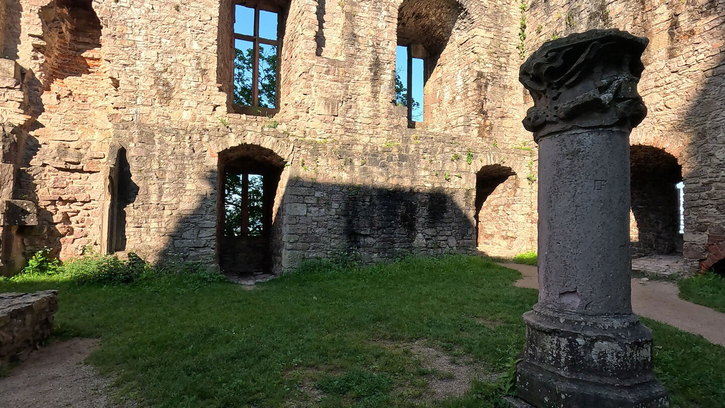 die Ruine des Schloss Hohenbaden ist Ausgangspunkt des Battert-Rundweg