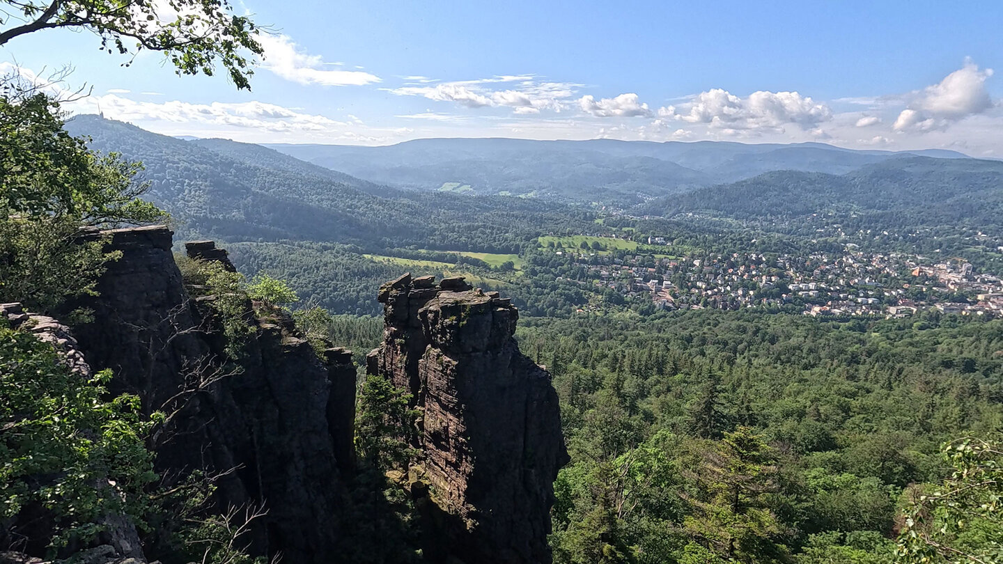 Blick über die Battertfelsen auf Baden-baden