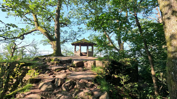 Pavillon am Aussichtspunkt auf der Ritterplatte auf dem Battert-Rundweg