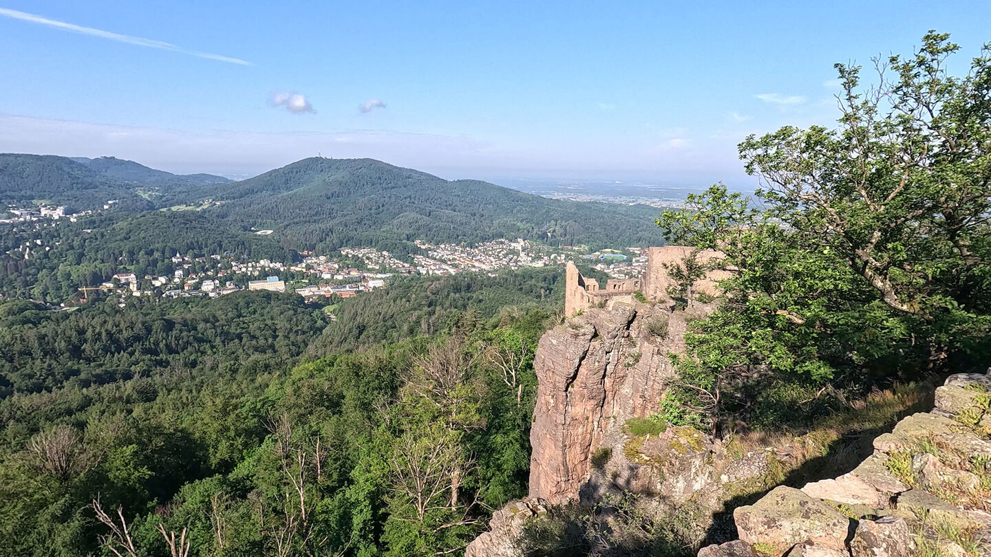 Blick über den Schlossfelsen zum Alten Schloss Baden-baden