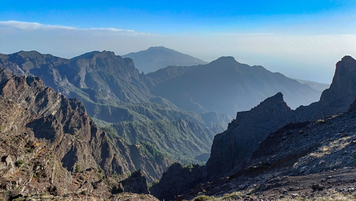 Ausblick am Pico de la Cruz über die Caldera auf La Cumbrecita bis zur Cumbre Vieja