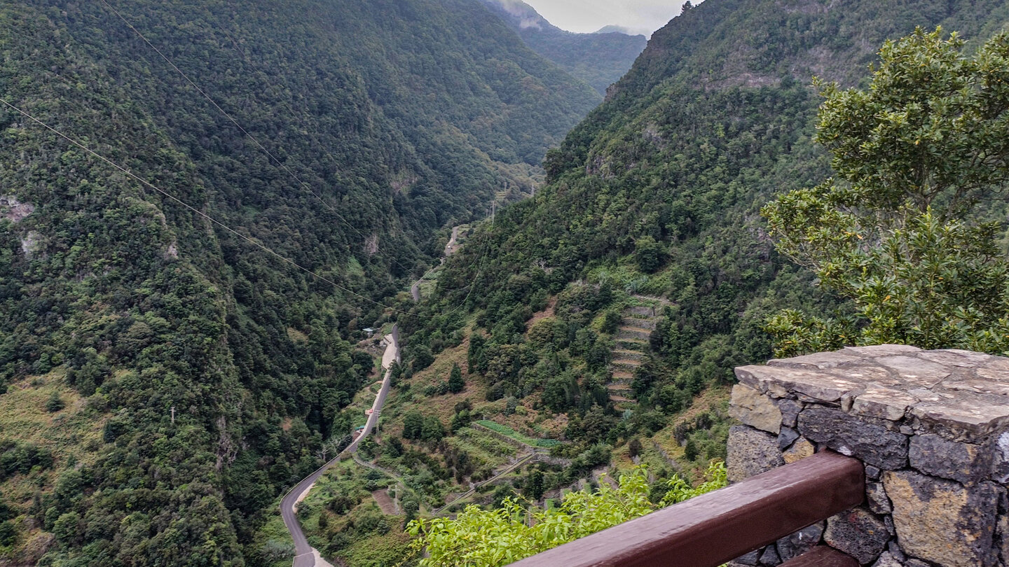 Blick vom Mirador de los Barandas in die Schlucht Barranco del Agua