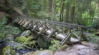 der Wanderweg quert die Ravenna über Holzbrücken