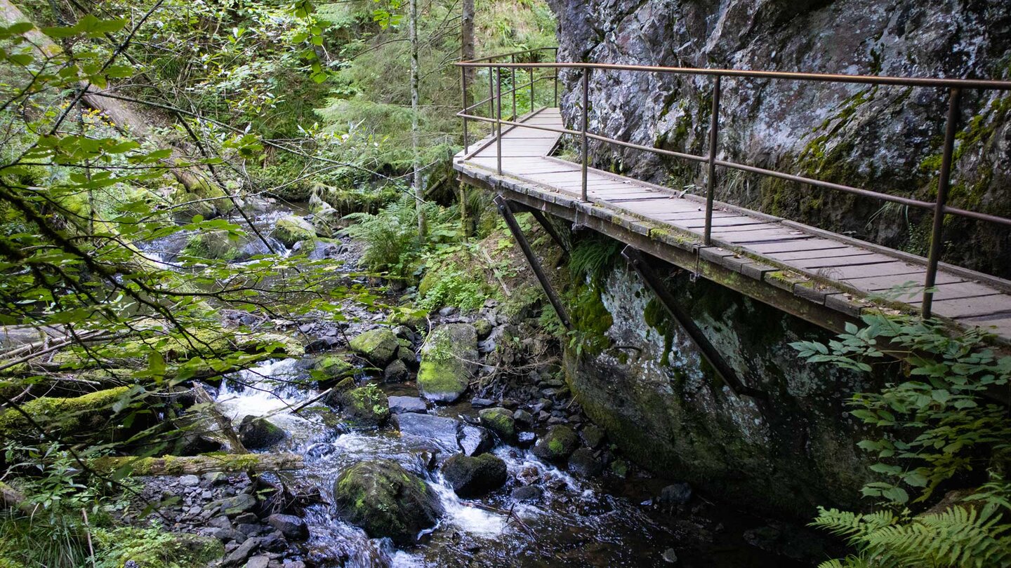 Wanderweg über Holzstege durch die Ravennaschlucht