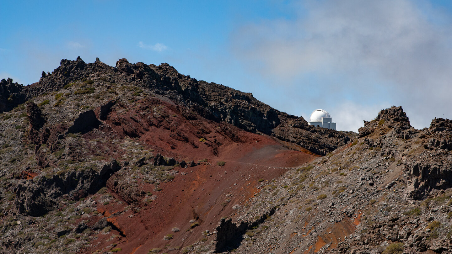 Ausblick über den Wanderweg mit dem Observatorium