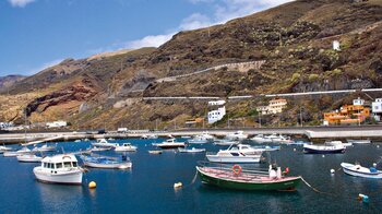 Fischer- und Freizeitboote im Hafen von Puerto de la Estaca auf El Hierro