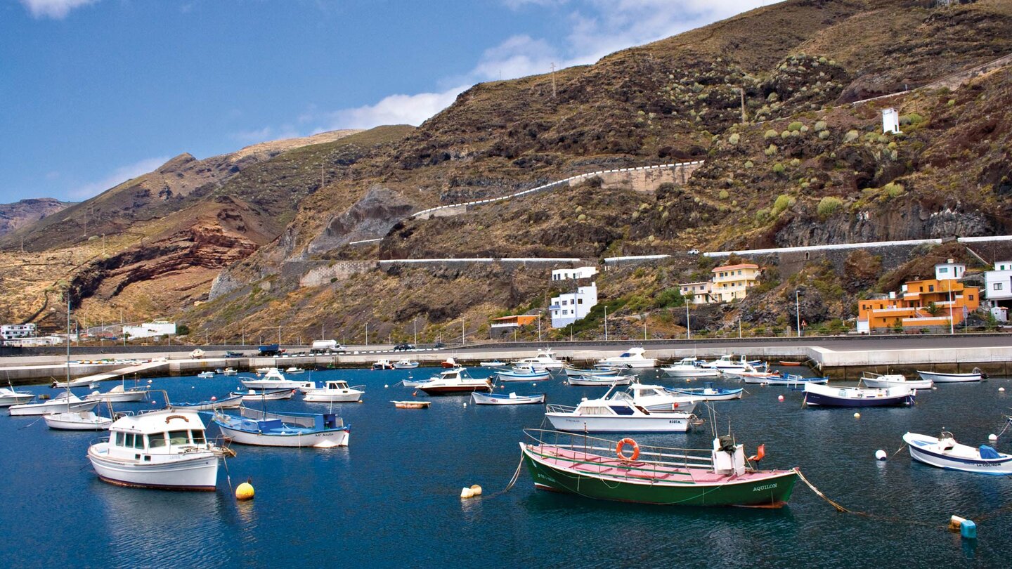 Fischer- und Freizeitboote im Hafen von Puerto de la Estaca auf El Hierro